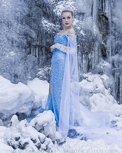 Kuopiolainen malli henkilökuvassa talvisessa maisemassa.